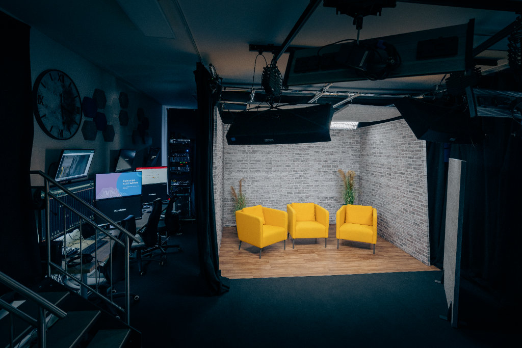 AV Studio Ingolstadt – Gesamtansicht mit Regiepult und Studio-Set