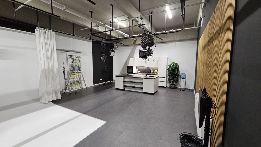 Möbelhof Studio Ingolstadt – Fotostudio mit Cyclorama und Showküche